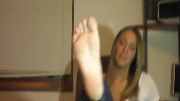 सुंदर चेहरा असलेली सेक्सी श्यामला ब्लो जॉब देण्यासाठी खाली बसली आहे