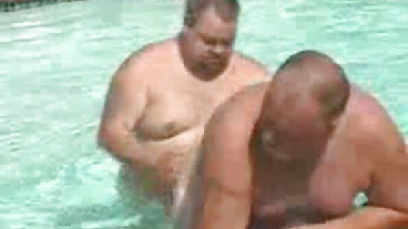 स्लट ती गांड मध्ये घेते आणि त्याचा लंड चोखते