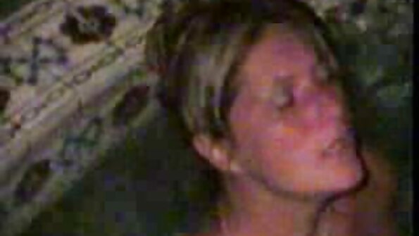 गरम टॅटू असलेली स्त्री तिच्या गांडच्या आत एक मोठा डिक घेत आहे