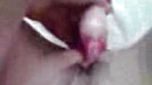 सेक्सी मोठ्या स्तन असलेल्या बिंबोला डॉगी स्टाईलमध्ये प्रवेश मिळत आहे