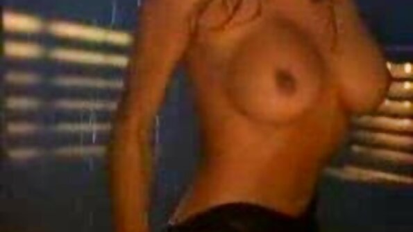 वंडर स्लट्स व्हॅनमध्ये तिच्या लेस्बियन आवडीनिवडी दाखवतात