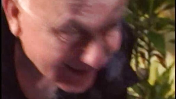 खडबडीत मॅडम तिची गोड गांड खूप कडकपणे आत घुसत आहे