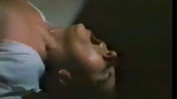 एक मोठी गांड लातिना तिची गांड लाल होईपर्यंत थप्पड मारते