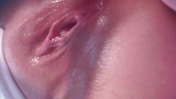 एक सर्व नैसर्गिक श्यामला बिम्बो ज्याला संभोग करायला आवडतो तो कोंबडा चोखत आहे